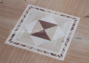 Tavolino quadrato da soggiorno in legno intarsiato produzione artigianale